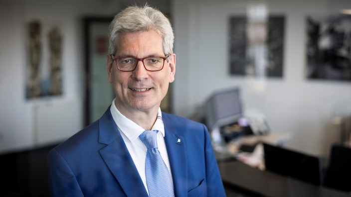 Dr. Christof Wellens 